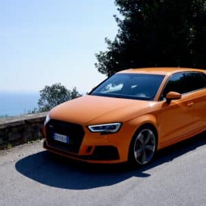 Audi RS3 mit Blick auf Gardasee