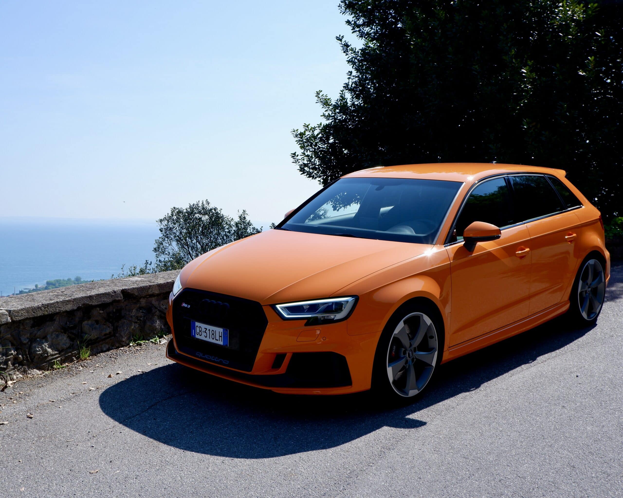 Audi RS3 mit Blick auf Gardasee