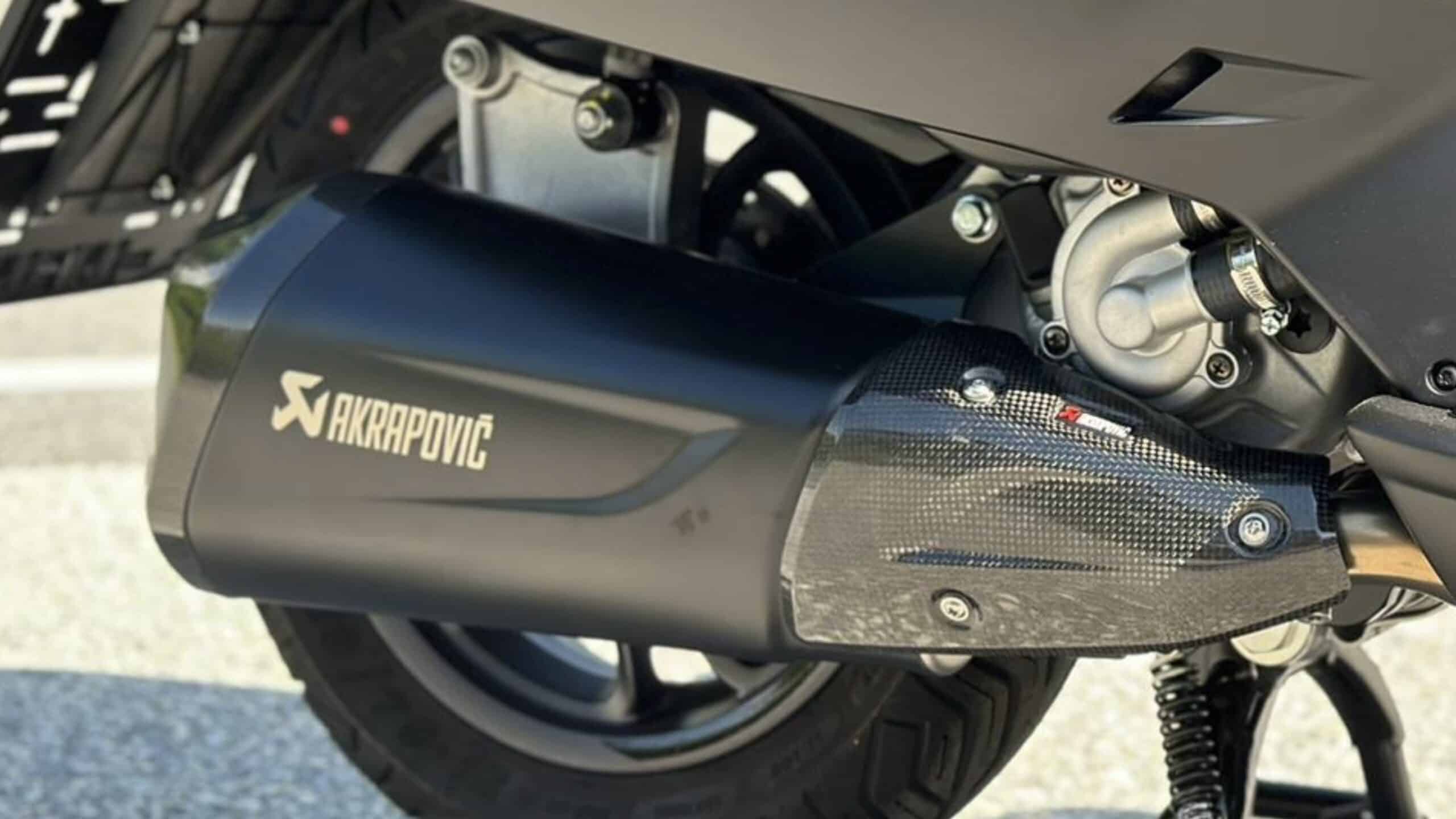 Vespa 300 GTS Super Akravovic